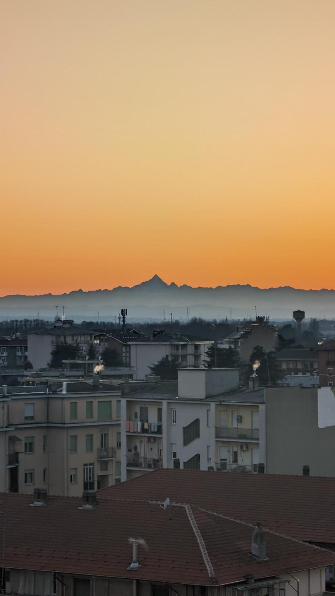 La Terrazza Del Re Apartment Vercelli Bagian luar foto